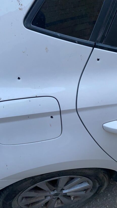 חורי קליעים במכוניתו של כתב "הארץ" בר פלג, 7.10.23 (צילום: בר פלג, "הארץ")