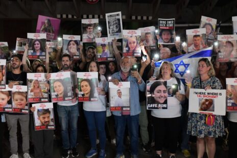 משפחות החטופים בתל אביב 21.10.23 (צילום: תומר נויברג)