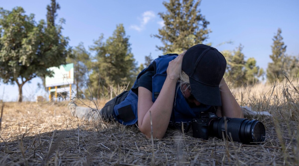 צלמת העיתונות מאיה לוין בקיבוץ בארי בעת מטח רקטות מרצועת עזה; 8.10.23 (צילום אמיר כהן)