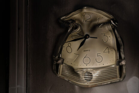 שעון קיר בסלון בית משפחה באופקים, אחרי שריפה שפרצה מירי RPG בידי מחבלי חמאס; 8.10.23 (צילום: מאיה לוין)