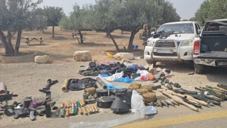 טנדר של חמאס ולצידו נשק ותחמושת שנפרקו ממנו, איזור רעים, 7.10.23 (צילום: עמרי מניב)