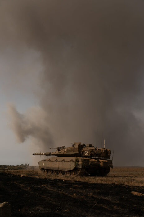 טנק ישראלי, שדה ליד קיבוץ בארי, 8.10.23 (צילום: מאיה לוין)