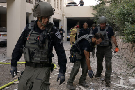 כוחות ביטחון בוחנים זירת פגיעה ישירה של רקטת חמאס בבניין בתל-אביב, 7.10 (צילום: מאיה לוין)