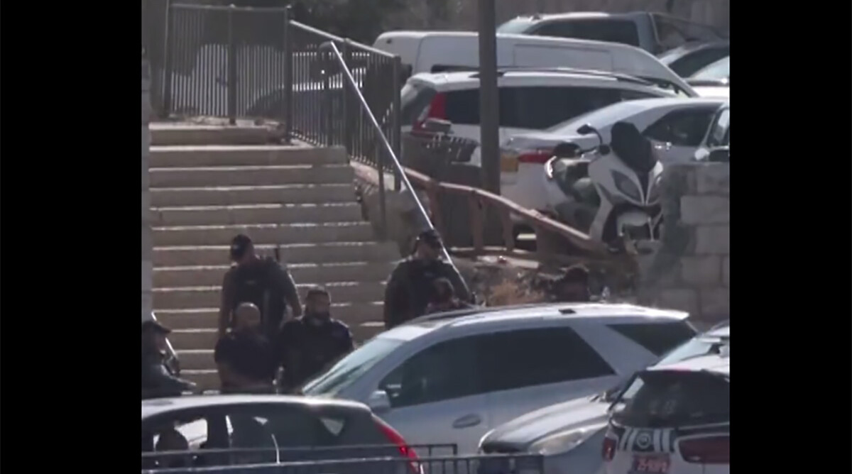 שוטרים עוצרים את חמזה נעאג'י, צלם הרשת הטורקית TRT, ירושלים, 3.11.23 (צילום מסך)