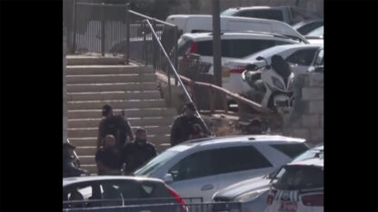 שוטרים עוצרים את חמזה נעאג'י, צלם הרשת הטורקית TRT, ירושלים, 3.11.23 (צילום מסך)