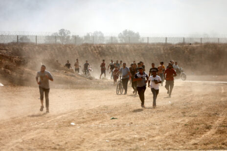 פלסטינים חוצים את גבול ישראל-עזה ב-7 באוקטובר, סמוך לחאן-יונס (צילום: יוסף מוחמד)
