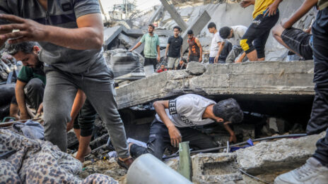 פלסטינים מחפשים ניצולים אחרי הפצצה ישראלית ברפיח, 31.10.23 (צילום: עבד רחים ח'טיב)