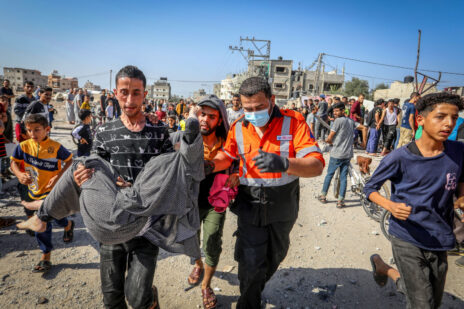 פלסטינים נושאים גופה לאחר הפצצת צה"ל ברפיח, 9.11.23 (צילום: עבד רחים כתיב)