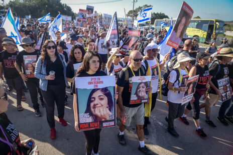 ישראלים צועדים לכיוון ירושלים בדרישה לשחרור החטופים. אזור לטרון, 17.11.2023 (צילום: אבשלום ששוני)