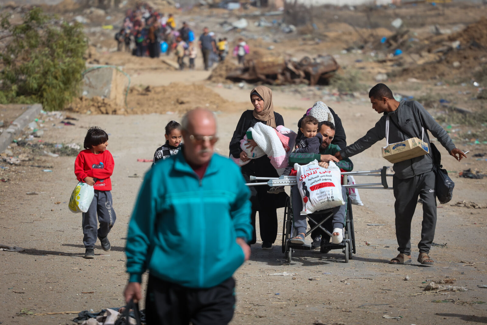פליטים פלסטינים מהעיר עזה צועדים דרומה ברצועה, 26.11.23 (צילום: עטיה מוחמד)
