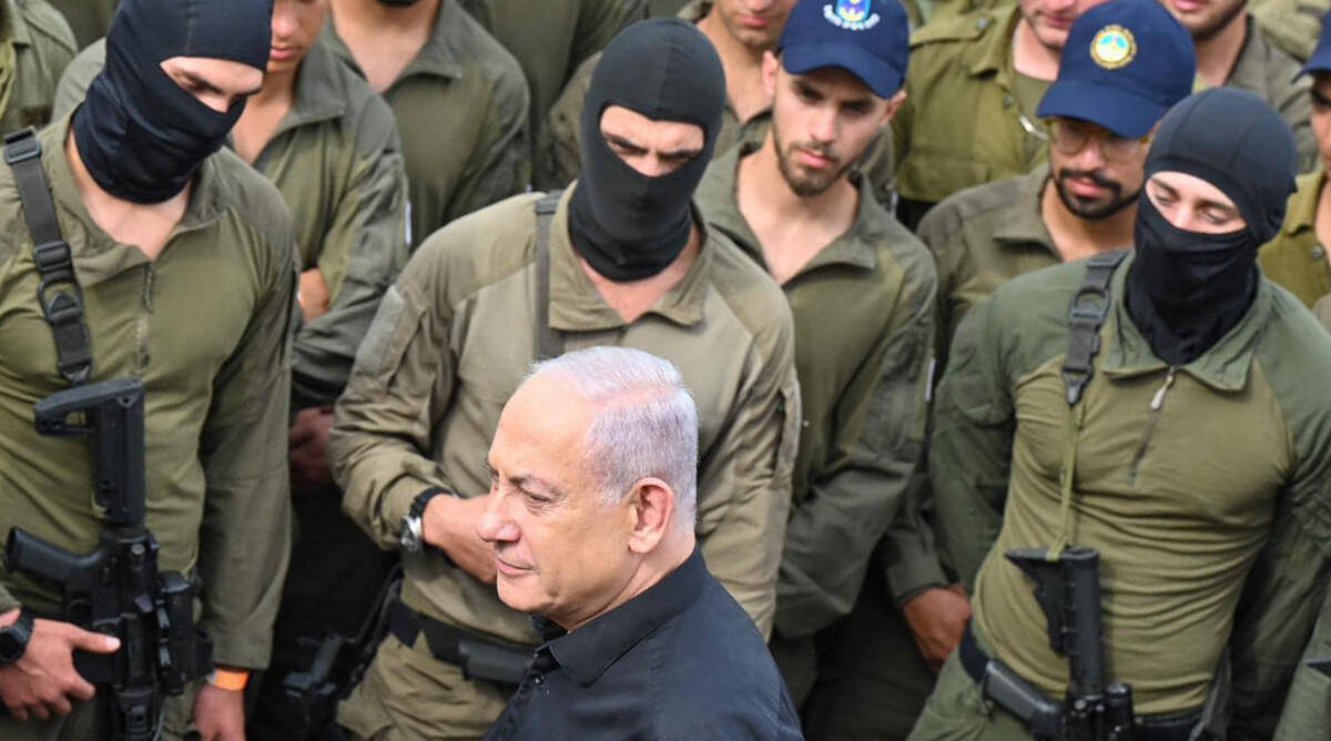 ראש ממשלת ישראל, בנימין נתניהו, מצטלם עם חיילים. נובמבר 2023 (צילום: קובי גדעון, לע"מ)