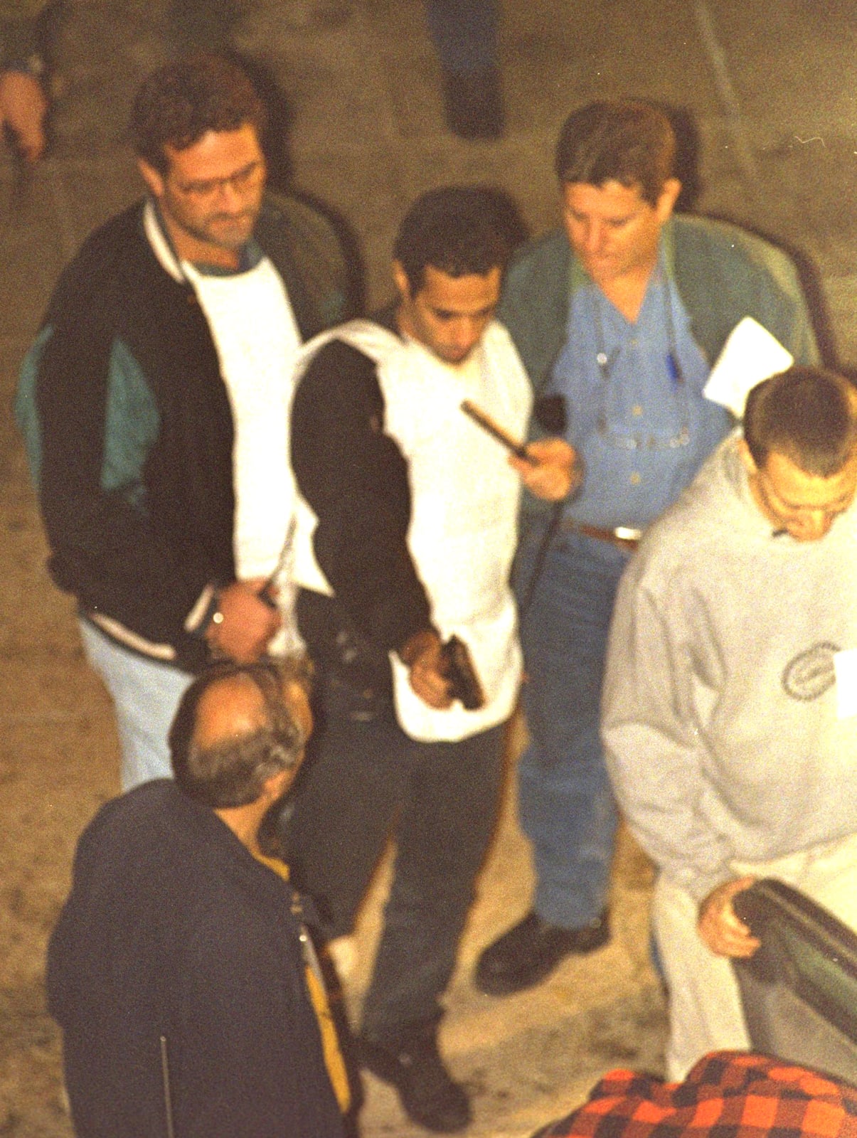 יגאל עמיר משחזר את ההתנקשות בראש הממשלה יצחק רבין. תל-אביב, 7.11.1995 (צילום: נתי הרניק, לע"מ)