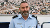 חוקר המשטרה אורי קנר בפתח יום עדותו השני במשפט המו"לים. בית-המשפט המחוזי בירושלים, 19.12.2023 (צילום: אורן פרסיקו)