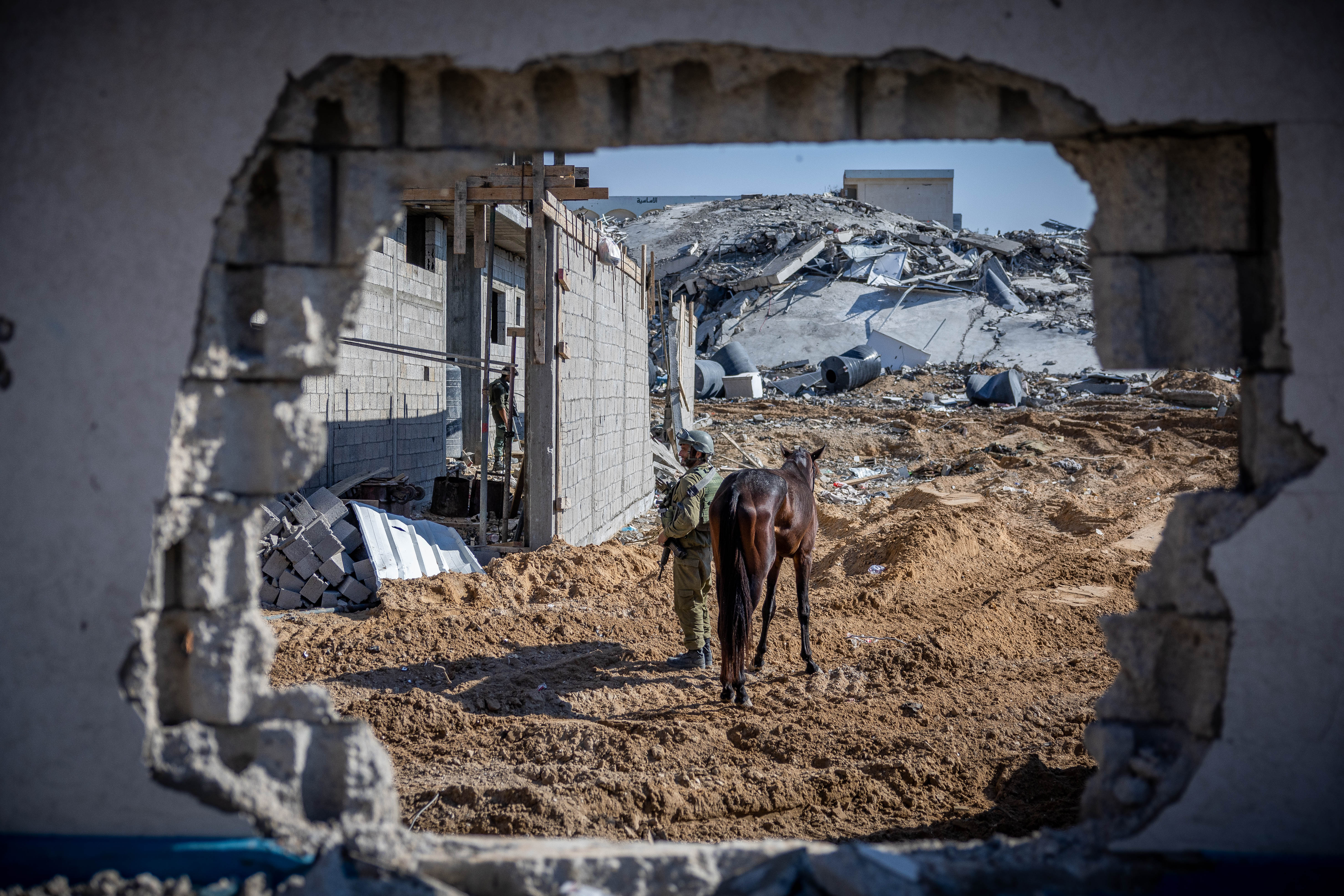 חיילים ישראלים בהריסות מחנה הפליטים א-שאטי ברצועת עזה, 16.11.2023 (צילום: יונתן זינדל)