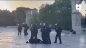 שוטרים תוקפים באלות ובבעיטות את העיתונאי ראמי חטיב (צילום מסך)