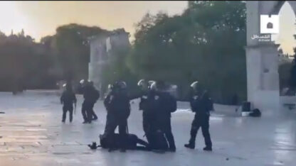 שוטרים תוקפים באלות ובבעיטות את העיתונאי ראמי חטיב (צילום מסך)