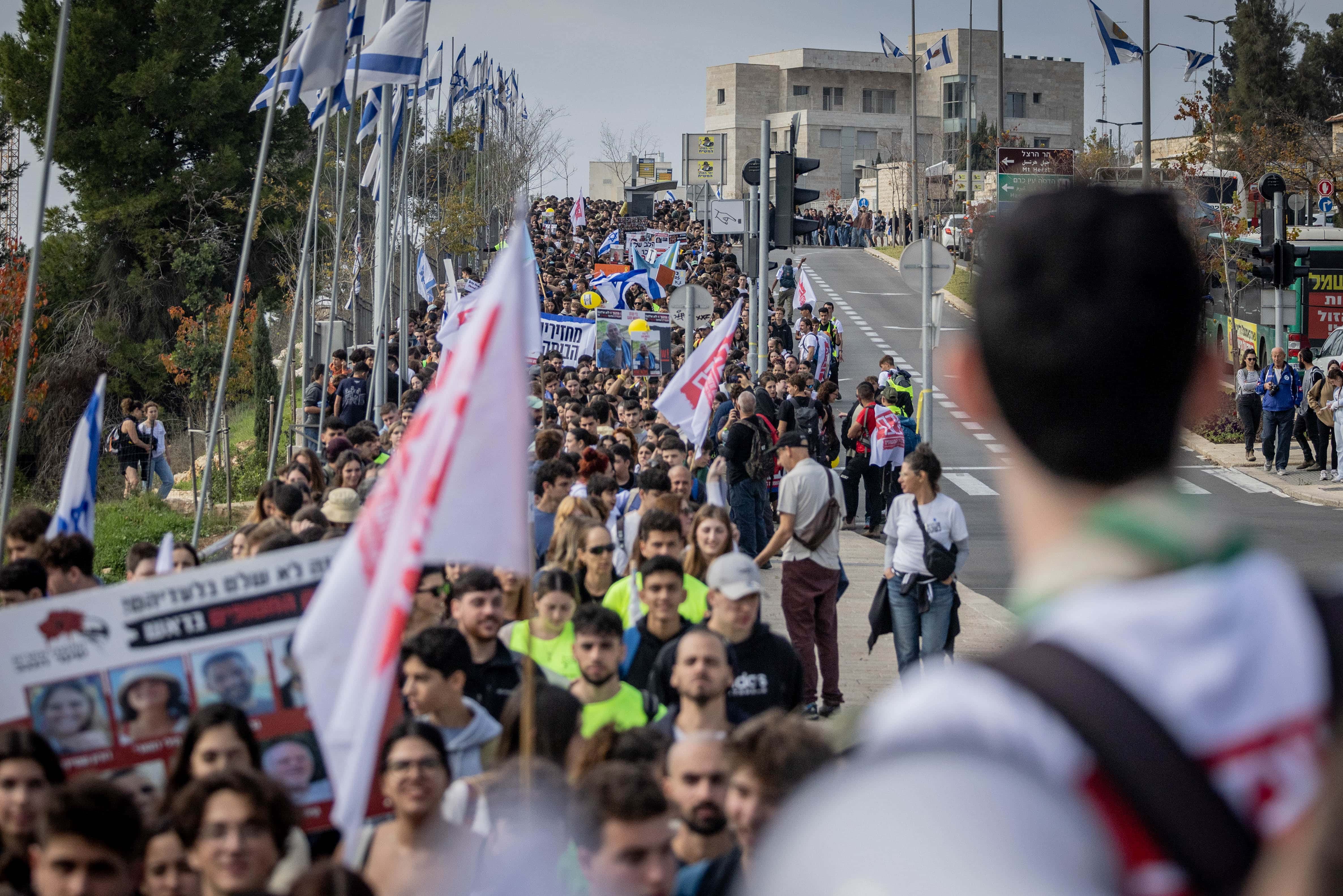 בני נוער ותושבי הדרום צועדים למען שחרור החטופים, בדרך אל הכנסת. ירושלים, 28.12.2023 (צילום: חיים גולדברג)