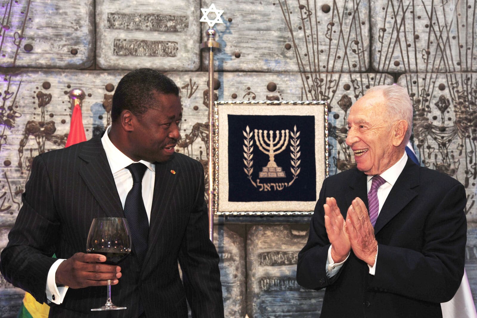 נשיא טוגו פורו גנאסינגבה מרים כוסית עם הנשיא שמעון פרס, בית הנשיא בירושלים, 28.11.2012 (צילום: קובי גדעון, לע"מ)