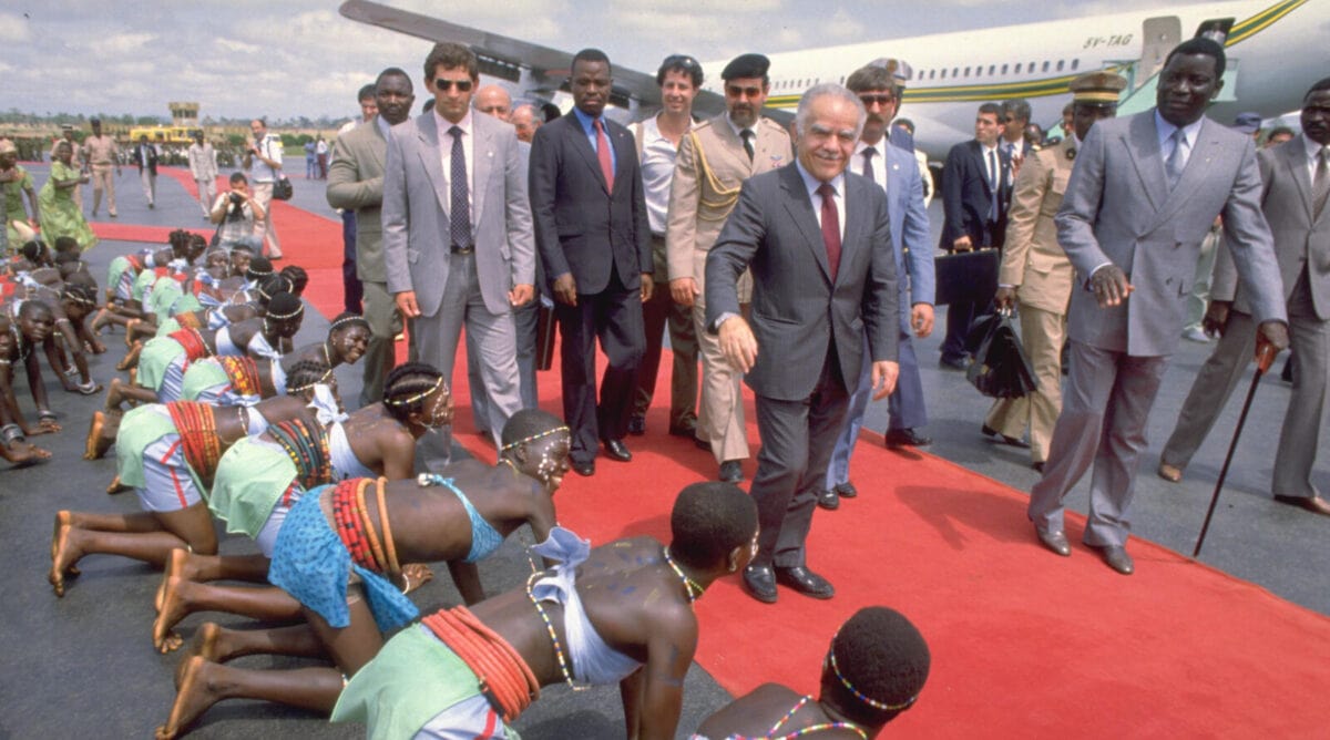 טקס קבלת פנים לרה"מ יצחק שמיר בנמל התעופה בלומה, בירת טוגו, 14.6.1987 (צילום: נתי הרניק, לע"מ)
