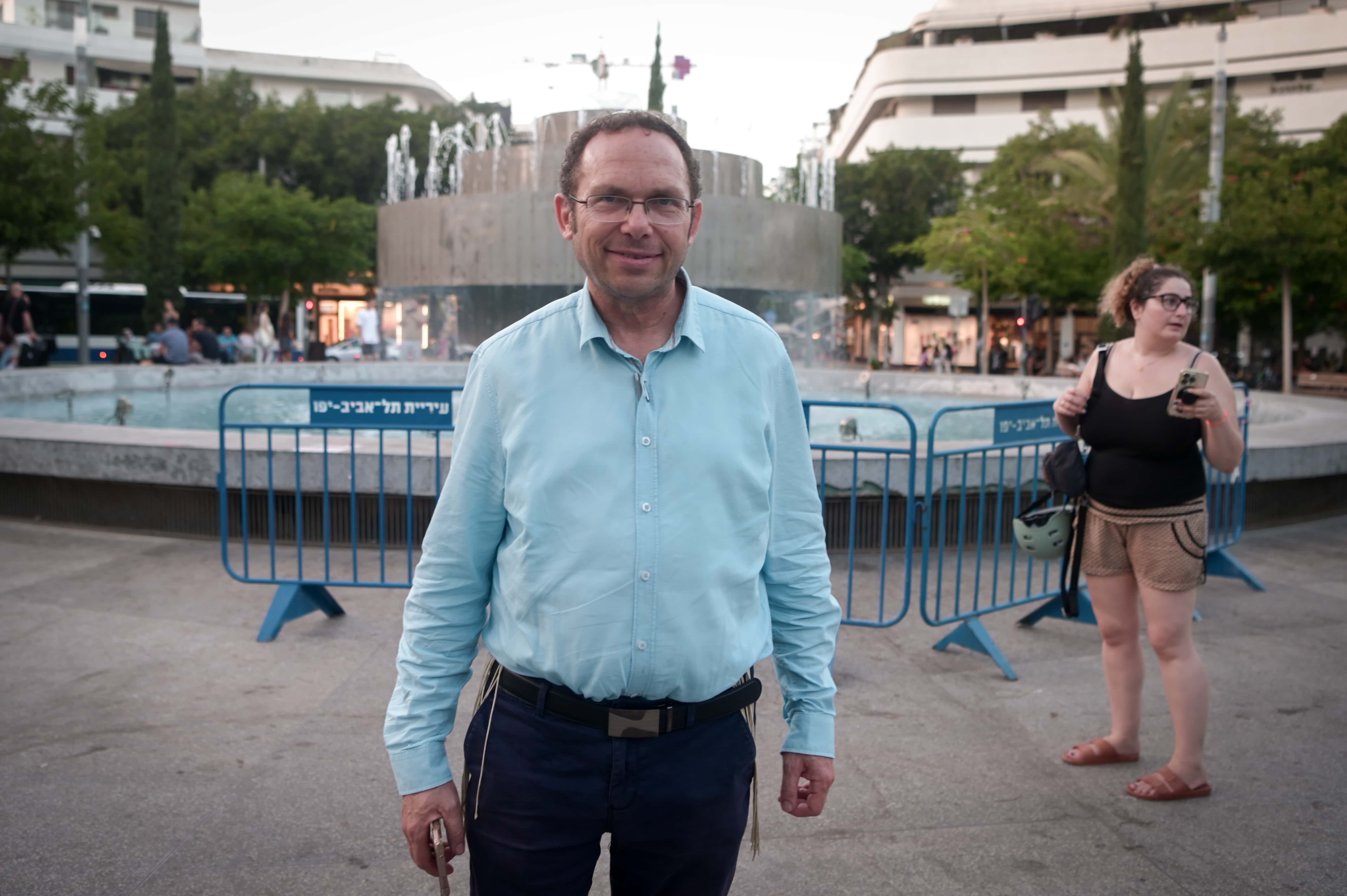 ישראל זעירא, יו"ר "ראש יהודי", בכיכר דיזנגוף בתל-אביב למחרת יום כיפור. 26.9.2023 (צילום: אבשלום ששוני) ישראל זעירא, יו"ר "ראש יהודי", בכיכר דיזנגוף בתל-אביב למחרת יום כיפור. 26.9.2023 (צילום: אבשלום ששוני)
