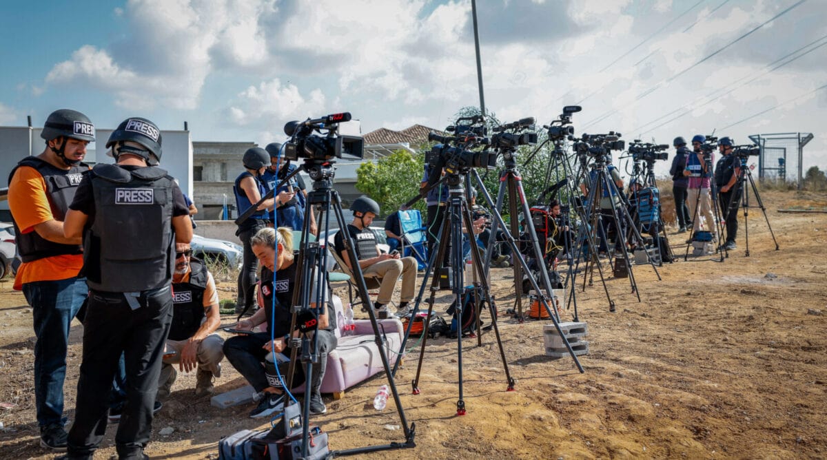 עיתונאים משקיפים על רצועת עזה מגבעה ליד שדרות, 19.10.23 (צילום: נתי שוחט)
