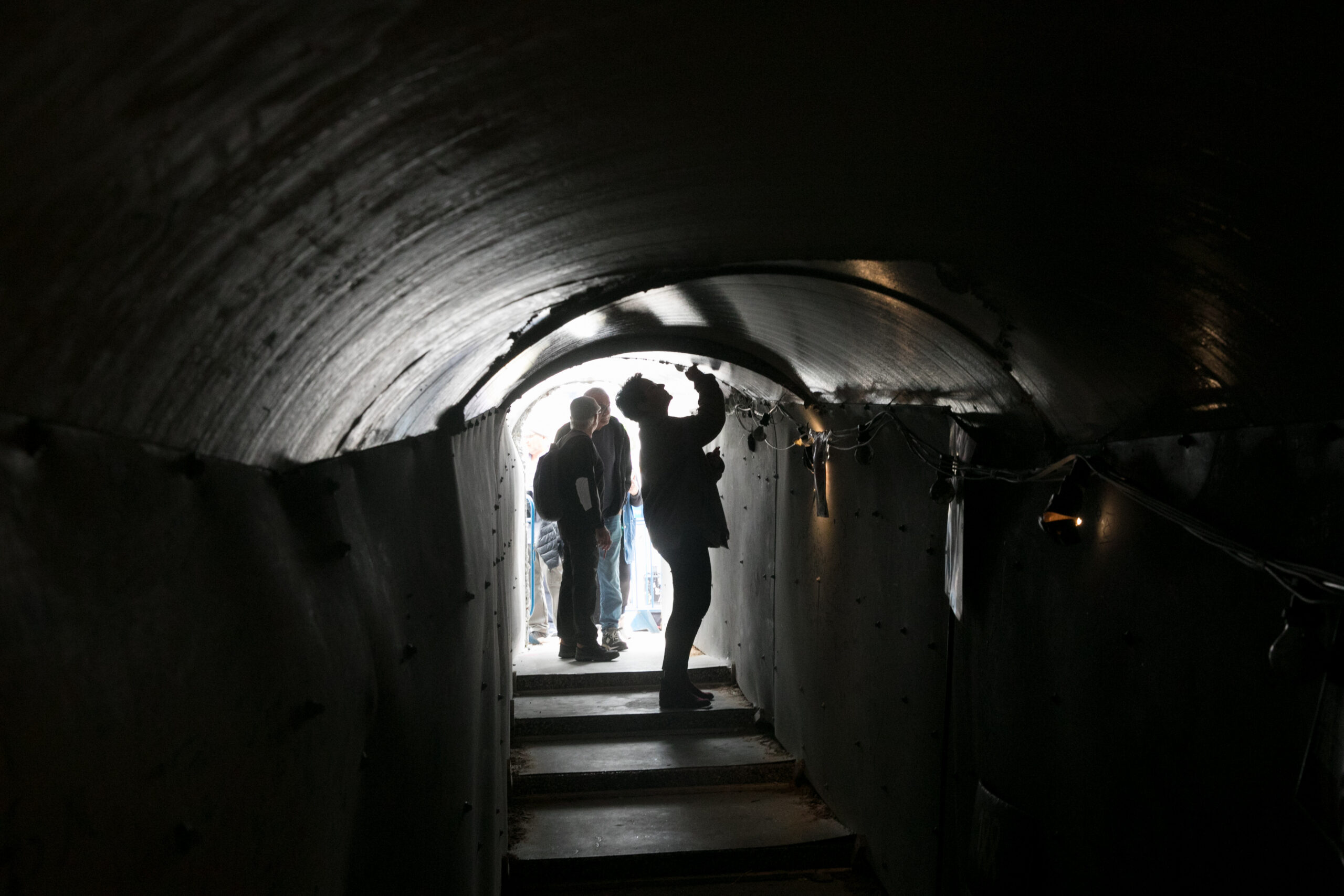 ישראלים מבקרים במנהרת דמה שהוקמה ב"כיכר החטופים" בתל-אביב, 17.1.2024 (צילום: מרים אלסטר)