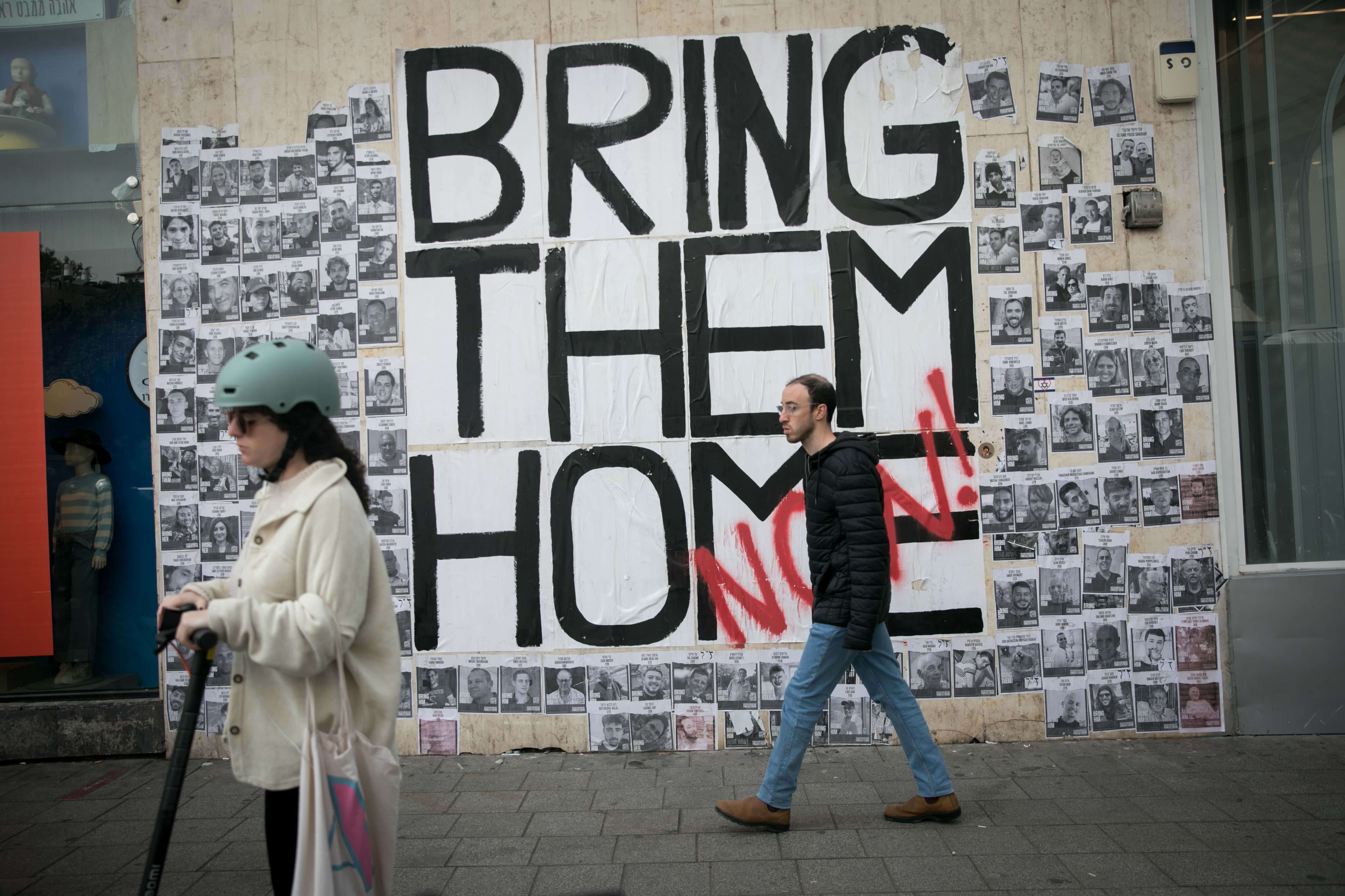 קיר עם כרזות החטופים שמוחזקים ברצועת עזה, תל-אביב, 17.1.2024 (צילום: מרים אלסטר)