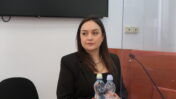 סיוון סבן, חוקרת רשות ני"ע, בהפסקה בעדותה במשפט המו"לים, 8.1.2024 (צילום: אורן פרסיקו)