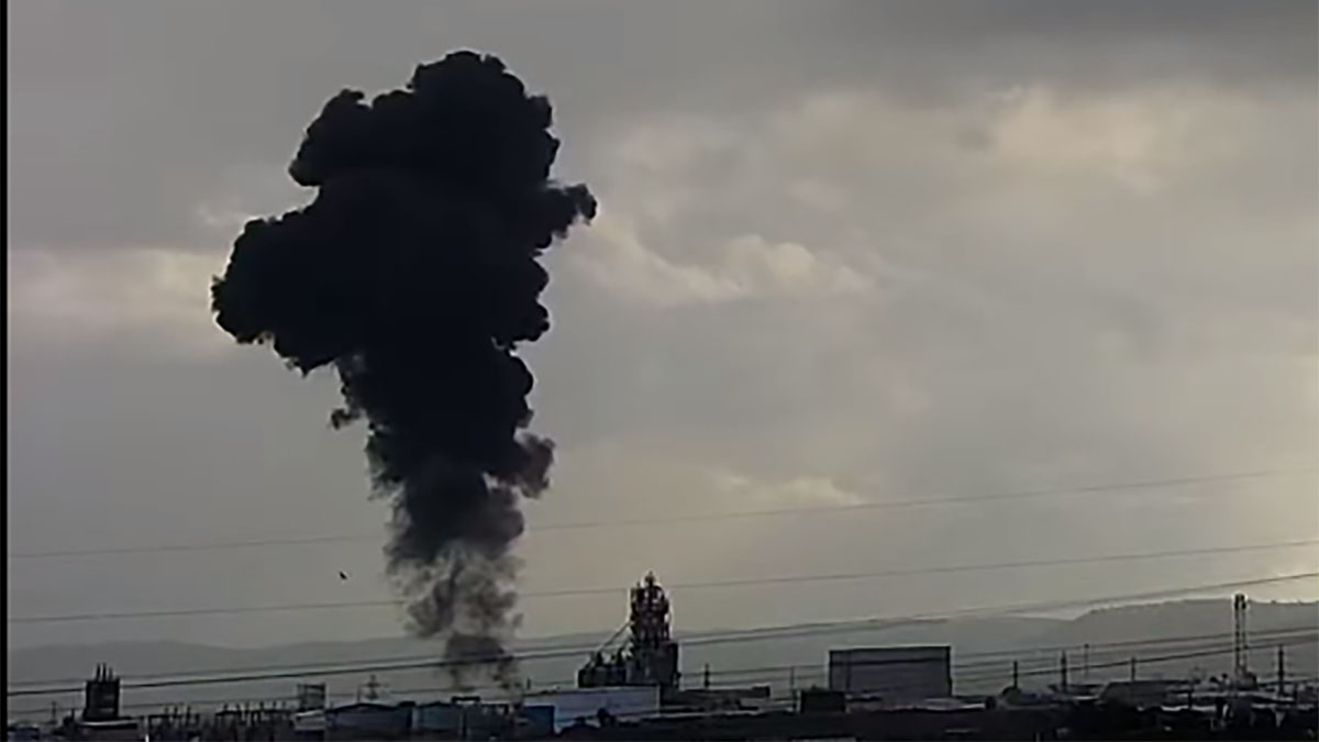 הפיצוץ במפעל בזן במפרץ חיפה, 14.1.23. צילום מסך מתוך סרטון בדף הפייסבוק "מנקים את מפרץ חיפה"
