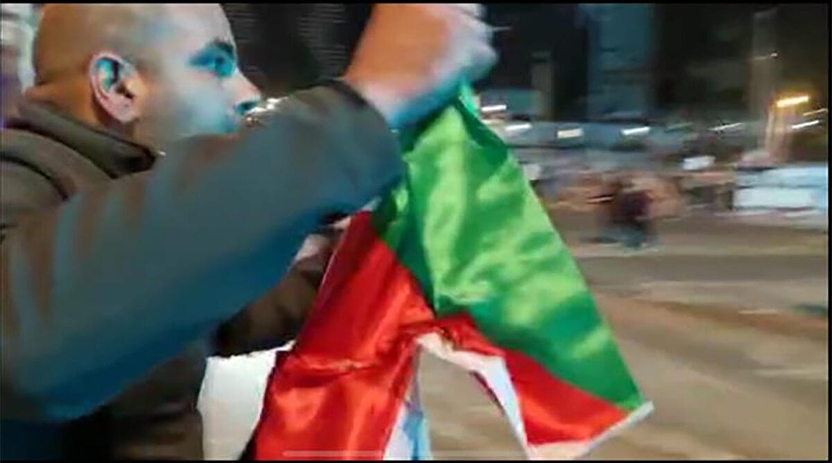 פעיל הליכוד משה מירון אוחז בדגל פלסטין בהפגנה נגד ההפיכה המשטרית, צילום מסך מציוץ תאגיד השידור
