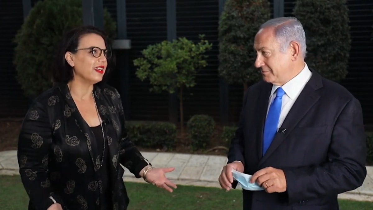 גלית דיסטל-אטבריאן עם ראש הממשלה, בנימין נתניהו, מתוך סרטון שפרסמו השניים ב-2021, עם כניסתה לרשימת הליכוד (צילום מסך)