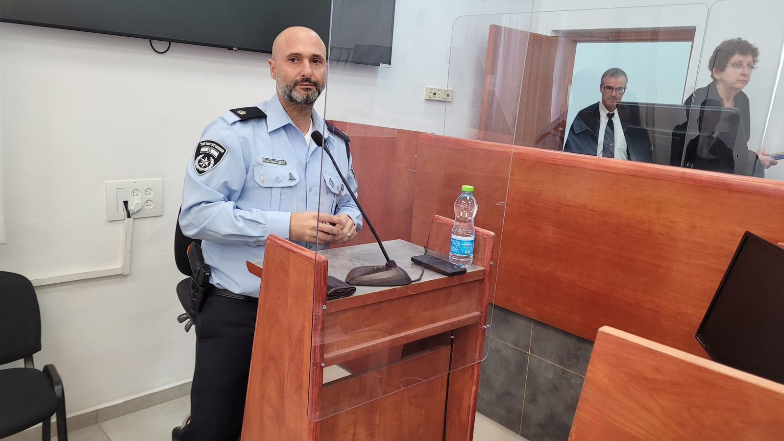 החוקר שרלי הרדן בפתח עדותו במשפט המו"לים. בית-המשפט המחוזי בירושלים, 2.1.2024 (צילום: איתמר ב"ז)