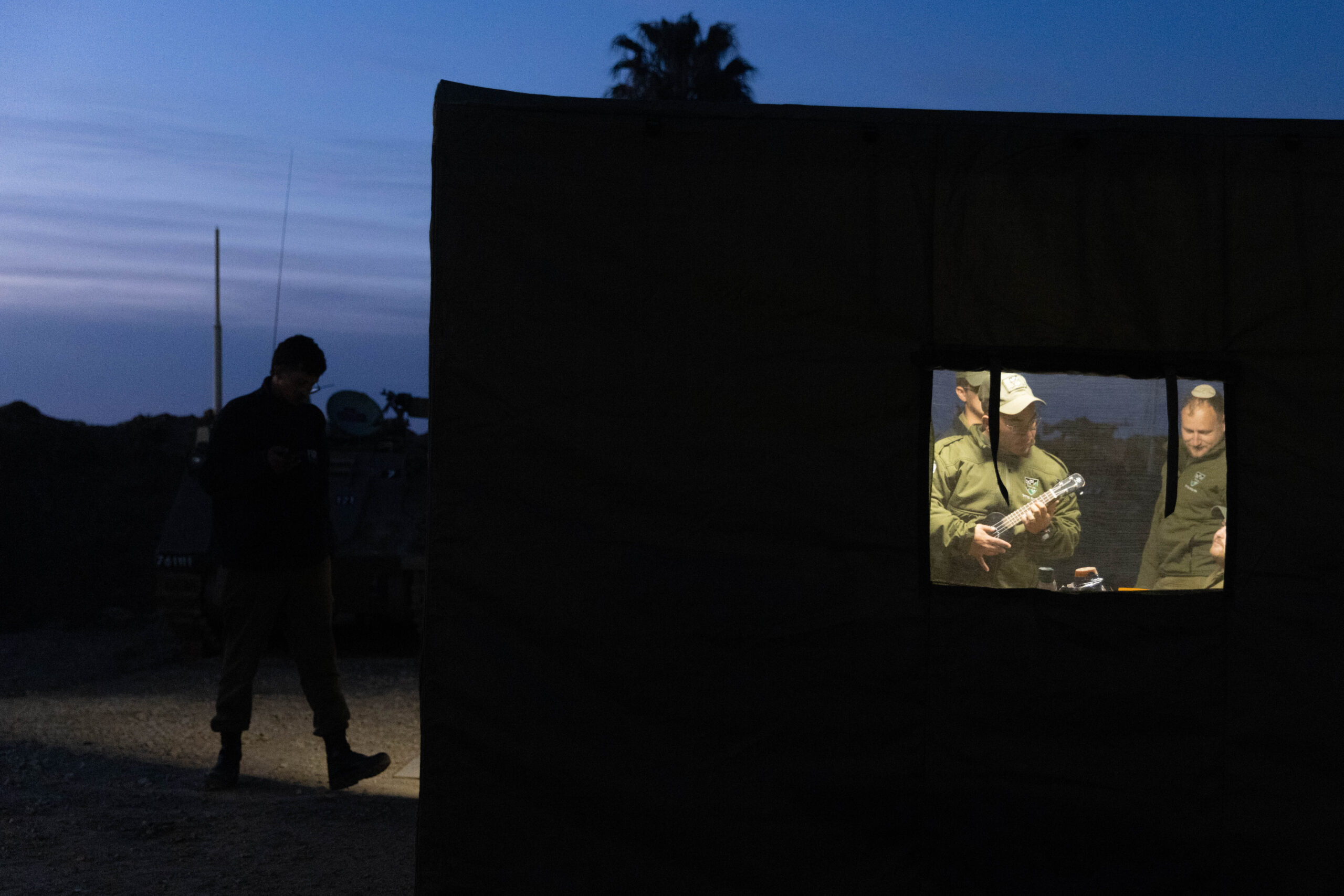 חיילים בשטח כינוס בקרבת הגבול עם רצועת עזה, 8.2.2024 (צילום: חיים גולדברג)