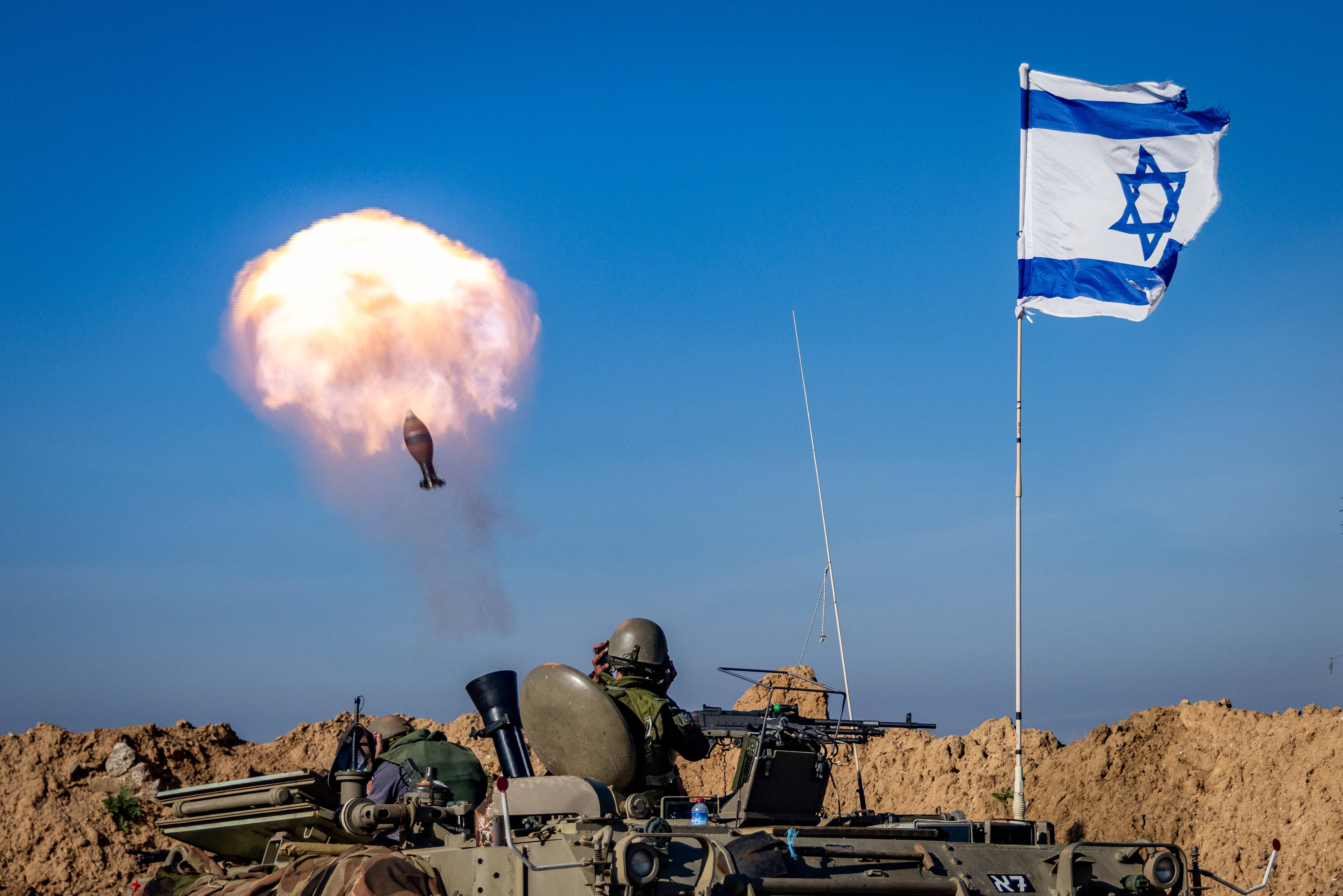 כוח ישראלי משגר פצמ"ר לעבר מטרה פלסטינית ברצועת עזה, 8.2.2024 (צילום: חיים גולדברג)