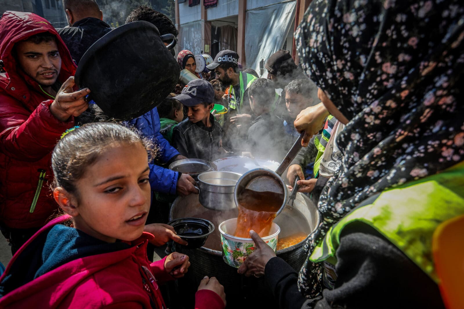 פלסטינים בתור לחלוקת אוכל, רפיח, 20.2.24 (צילום: עבד רחים כתיב)