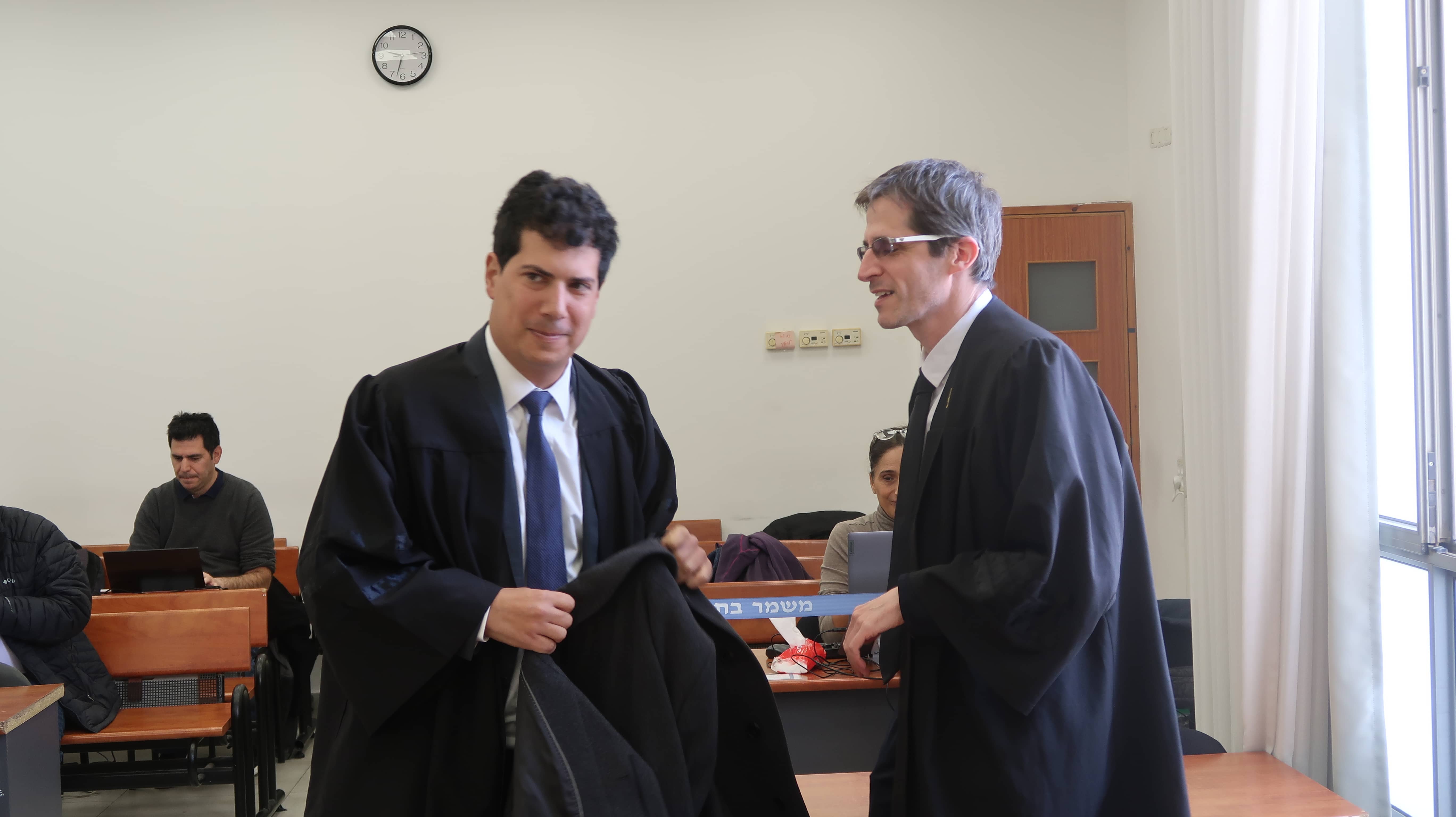 עורכי-הדין אלון גילדין (מימין) ועמית חדד בבית-המשפט המחוזי בירושלים, 12.2.2024 (צילום: אורן פרסיקו)