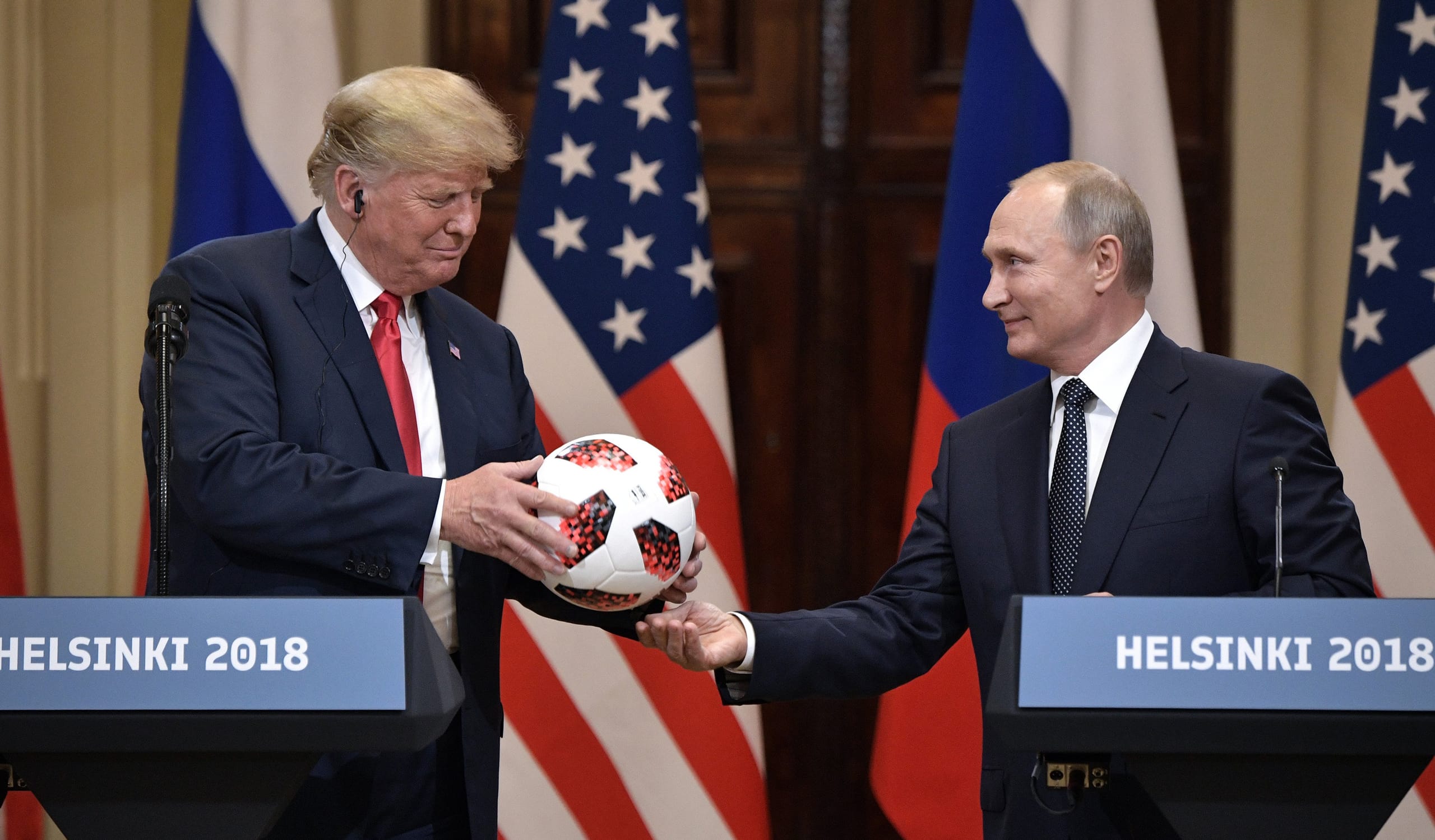 ולדימיר פוטין מעניק לנשיא ארצות-הברית דונלד טראמפ את הכדור הרשמי של המונדיאל שאירחה רוסיה ב-2018 (צילום: הקרמלין)