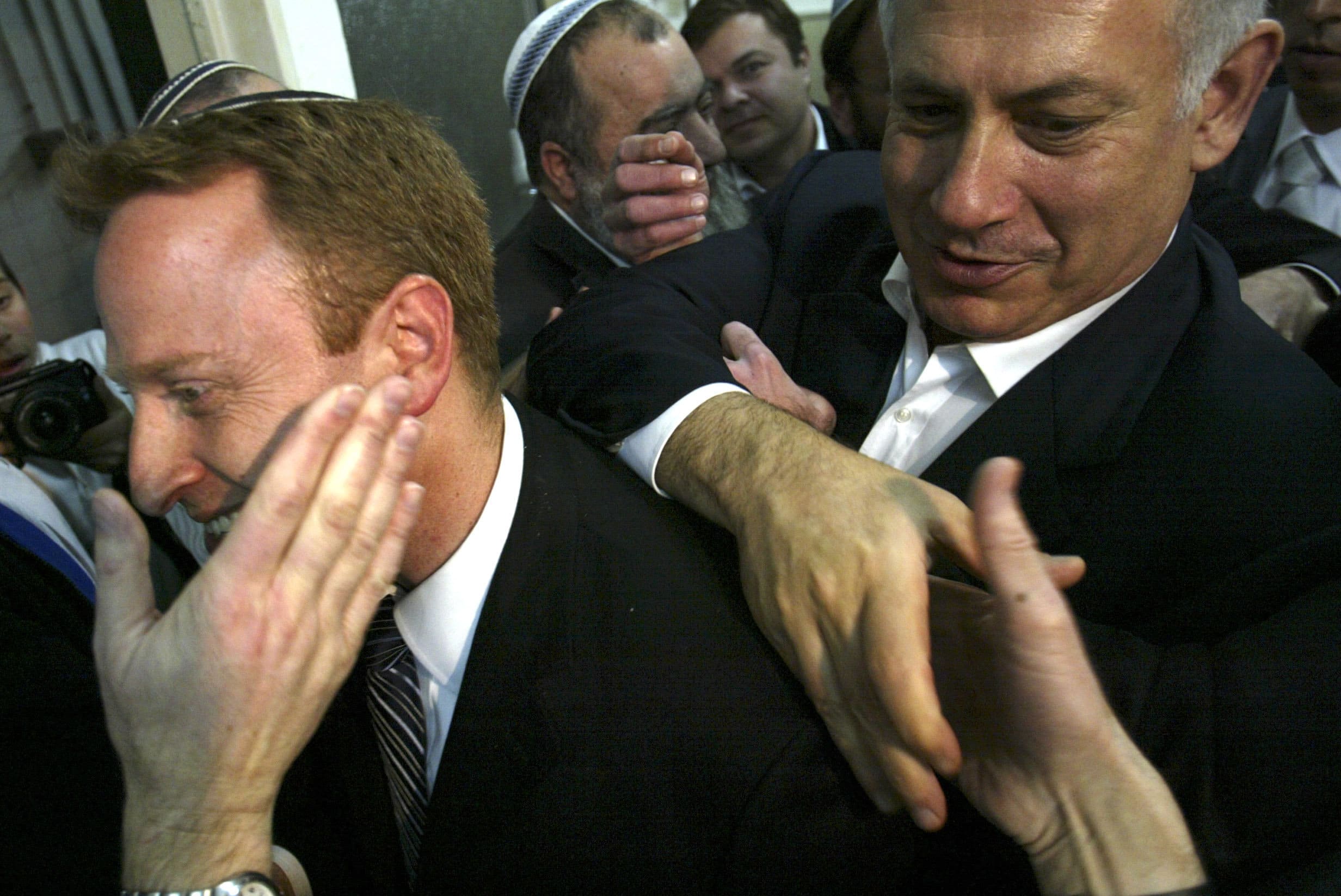 בנימין נתניהו עם ארי הרו ב-2009, שבועיים לאחר הניצחון בבחירות שהחזיר את נתניהו והליכוד לשלטון (צילום: קובי גדעון)