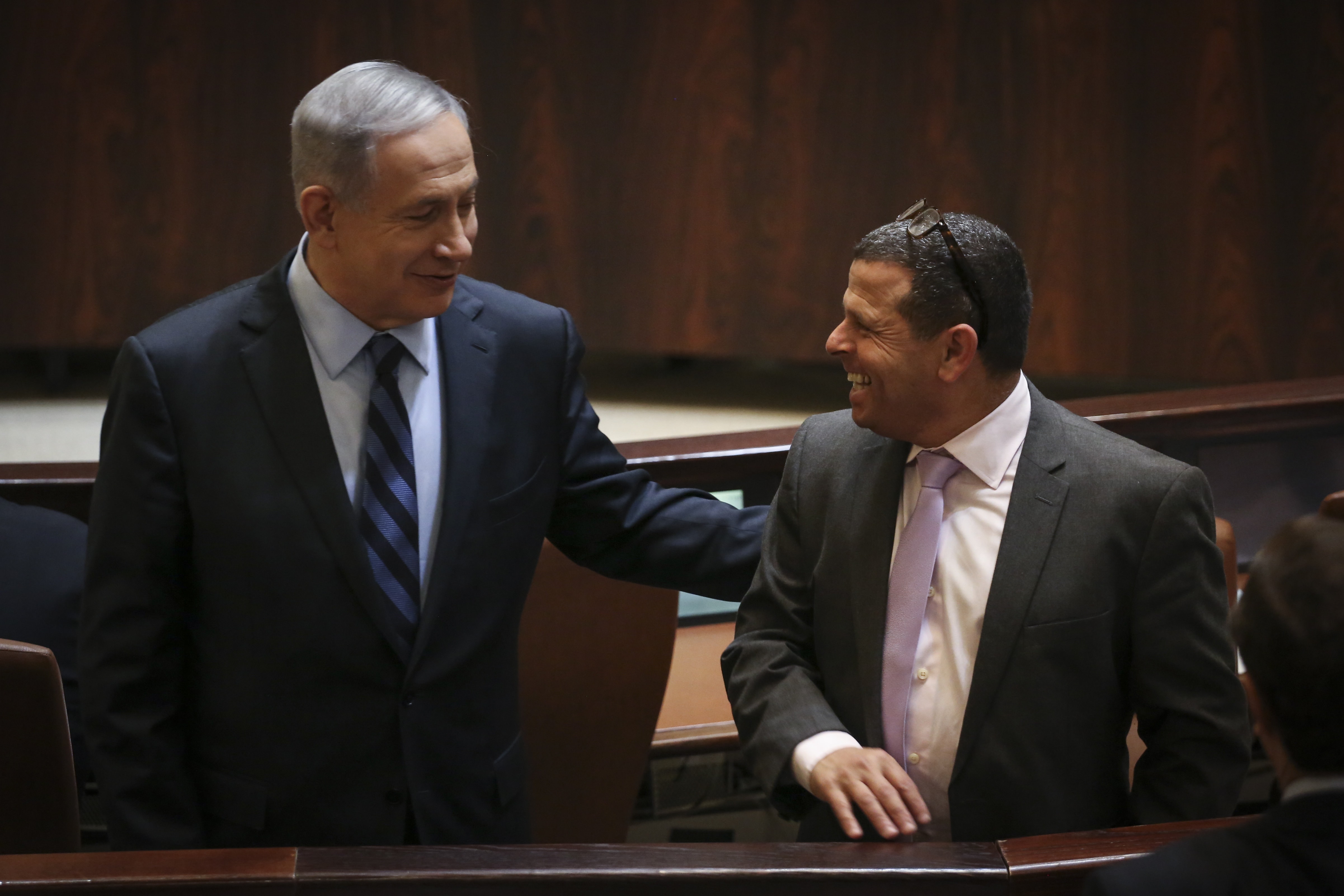 ראש ממשלת ישראל, בנימין נתניהו, עם איתן כבל, יוזם חוק "ישראל היום". מליאת הכנסת, מאי 2015 (צילום: הדס פרוש)