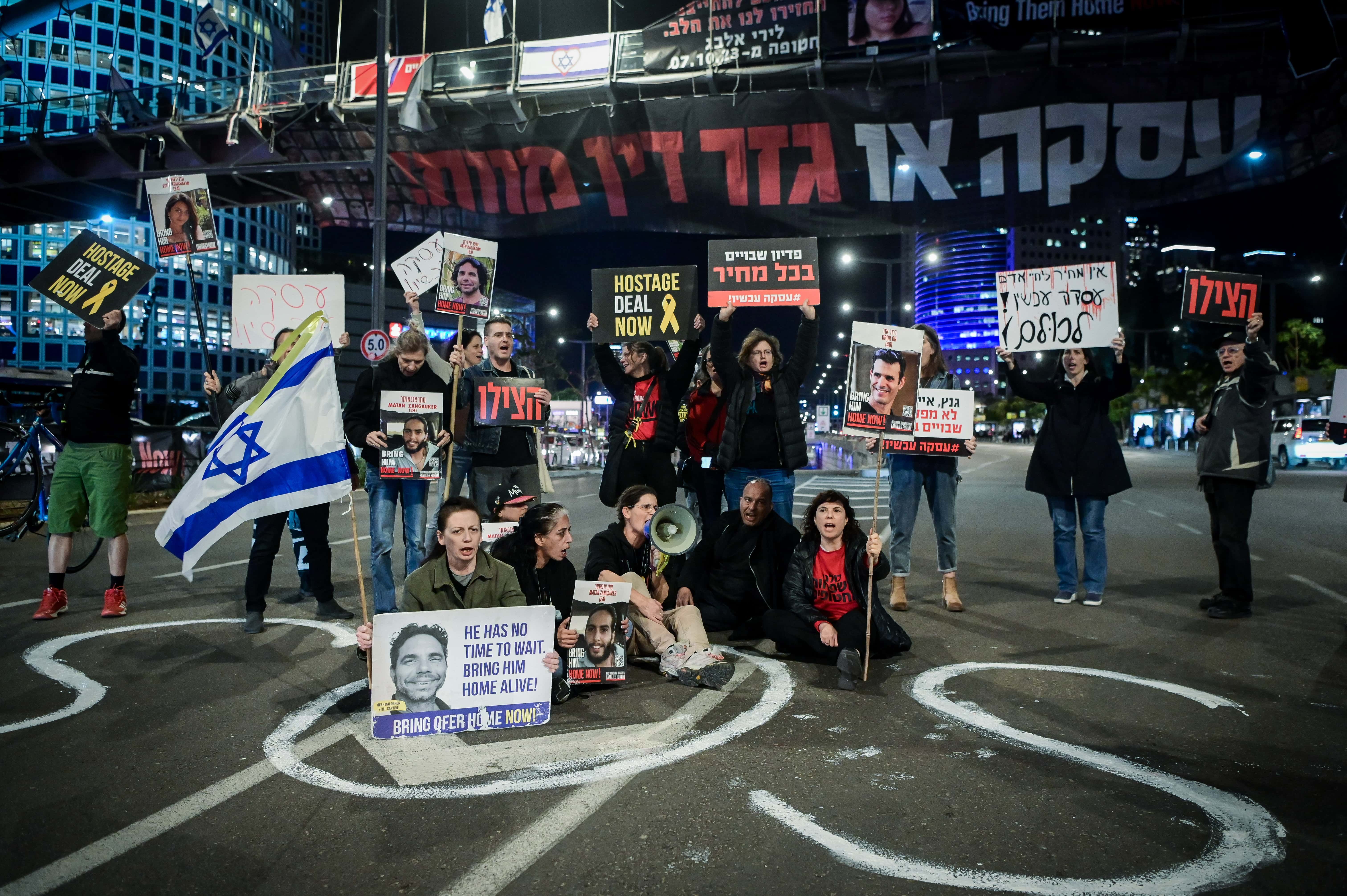 פעילים ובני משפחה של חטופים מפגינים למען עסקה עם חמאס מתחת לגשר הקריה בתל-אביב, 29.2.2024 (צילום: אבשלום ששוני)