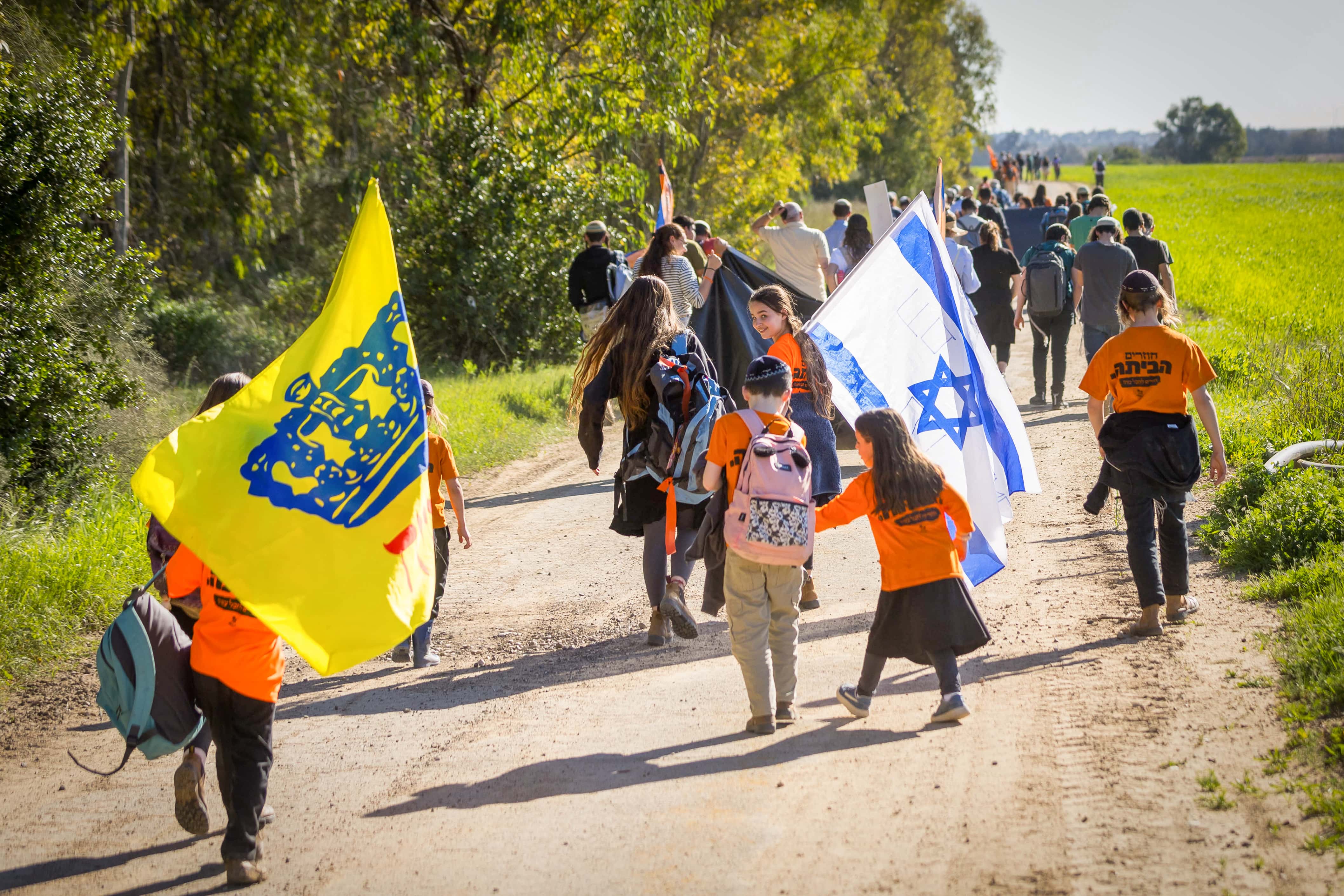 ישראלים צועדים דרומה, לכיוון פאתי רצועת עזה, בקריאה לחדש את ההתיישבות היהודית ברצועה. 29.2.2024 (צילום: לירון מולדובן)
