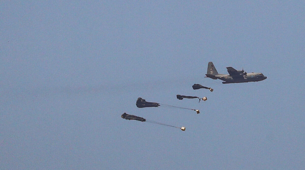 מטוס של חיל אוויר זר מטיל חבילות סיוע בשמי צפון רצועת עזה, 21.3.2024 (צילום: ג'מאל עוואד)