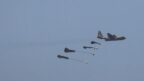 מטוס של חיל אוויר זר מטיל חבילות סיוע בשמי צפון רצועת עזה, 21.3.2024 (צילום: ג'מאל עוואד)