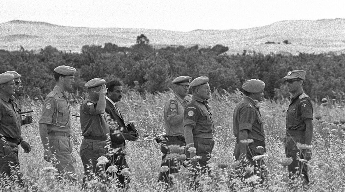 מפקד כוח האו"ם ברצועת עזה, הגנרל ההודי אינדאר ג'יט ריקייה, מלווה את חייליו לקראת הפינוי מהרצועה דרך מעבר ארז, 19.5.1967 (צילום: משה מילנר, לע"מ)