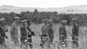 מפקד כוח האו"ם ברצועת עזה, הגנרל ההודי אינדאר ג'יט ריקייה, מלווה את חייליו לקראת הפינוי מהרצועה דרך מעבר ארז, 19.5.1967 (צילום: משה מילנר, לע"מ)