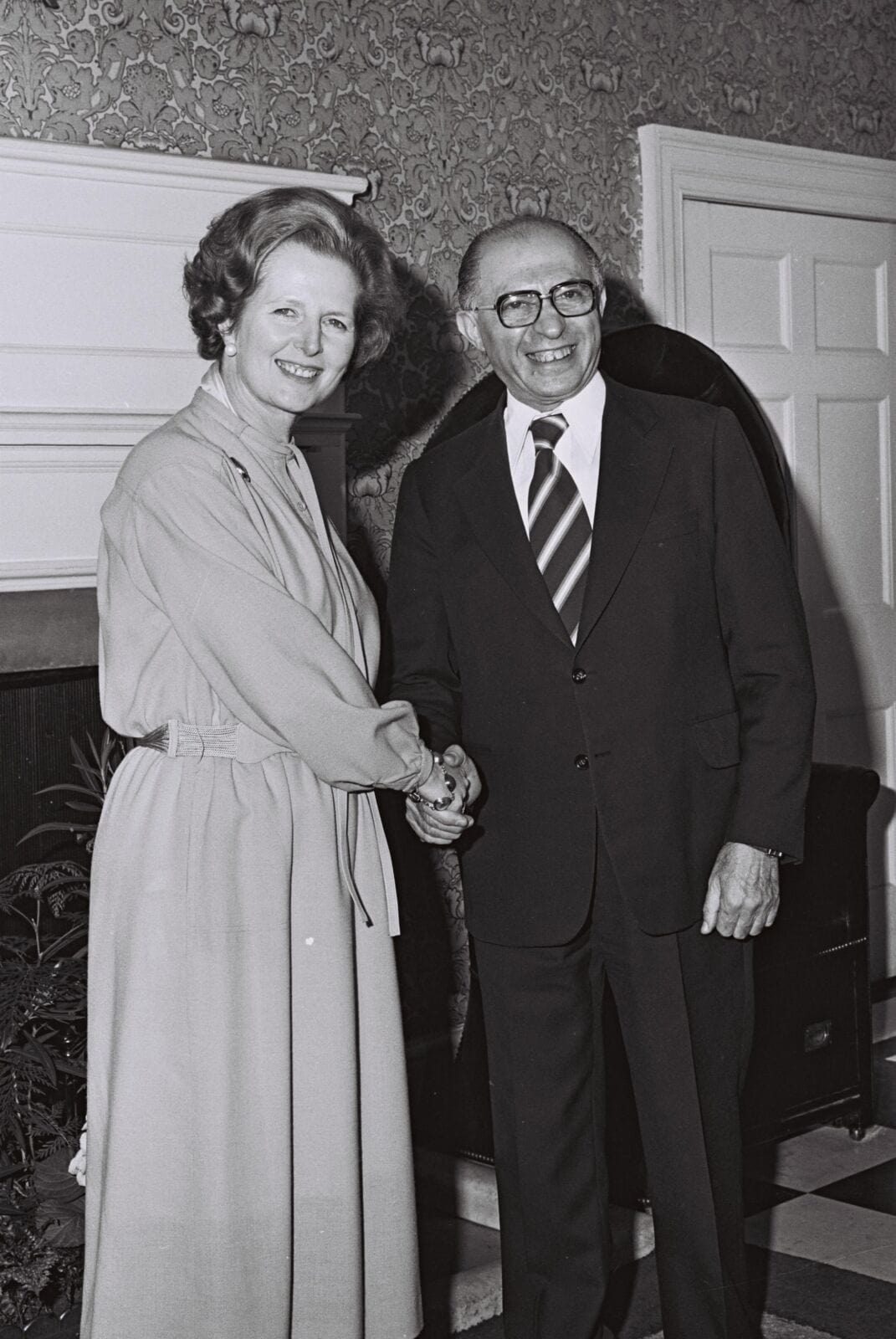 רה"מ מנחם בגין עם ראש ממשלת בריטניה מרגרט תאצ'ר, לונדון, 25.5.79 (צילום: לע"מ)