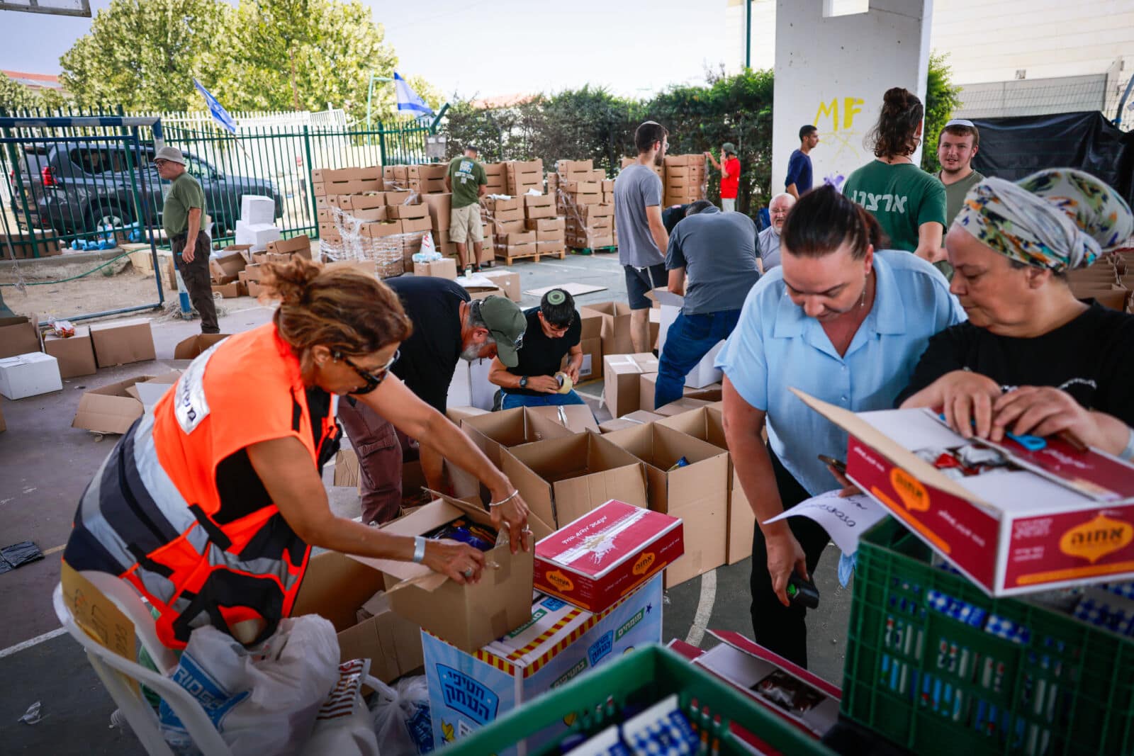 אזרחים מכינים משלוחי אוכל וציוד לחיילים, שדרות, 11.10.23 (צילום: חיים גולדברג)