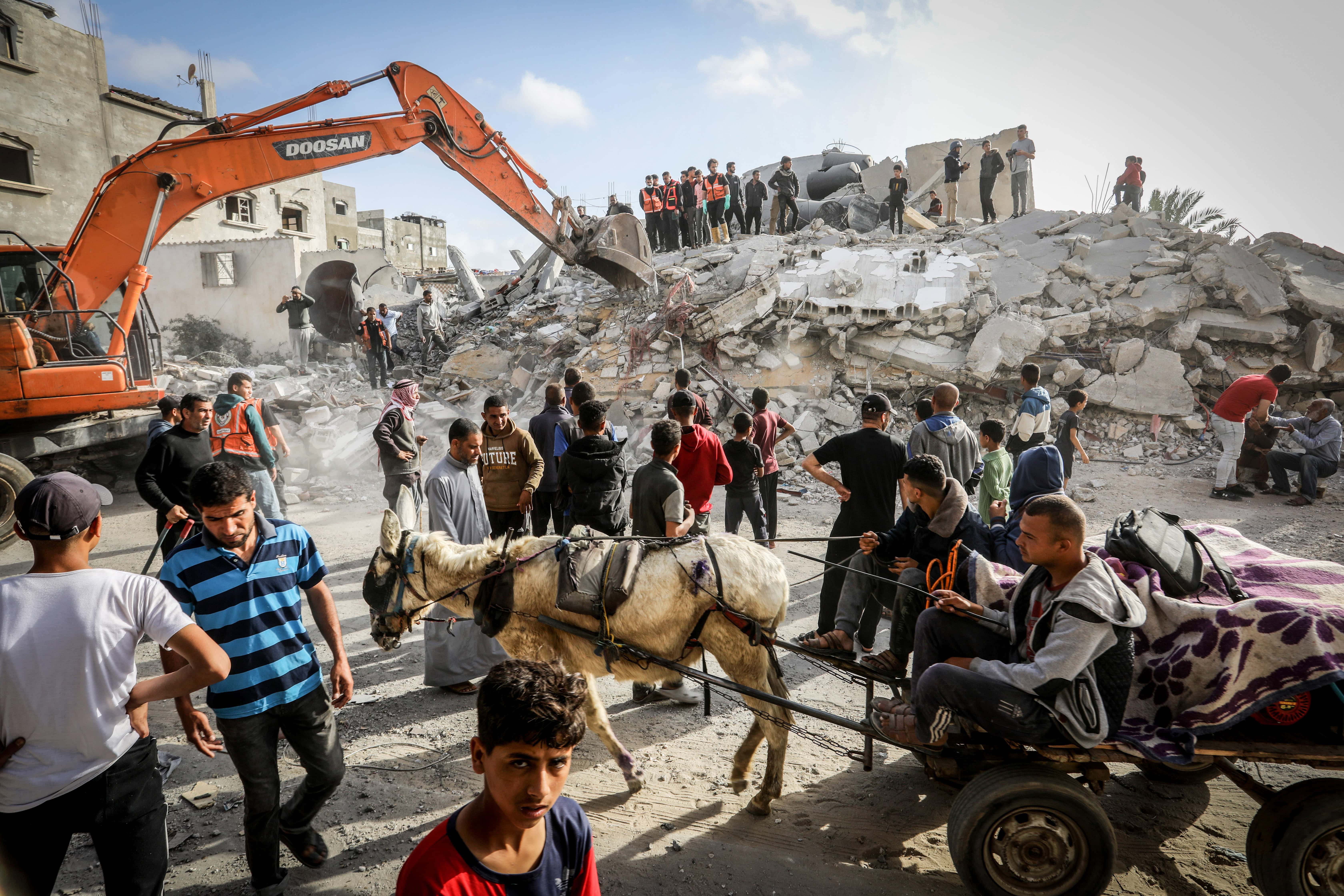פלסטינים מפנים הריסות של בניין שהופגז על-ידי צה"ל ברפיח בחיפוש אחר גופות, 21.4.2024 (צילום: עבד רחים חטיב)