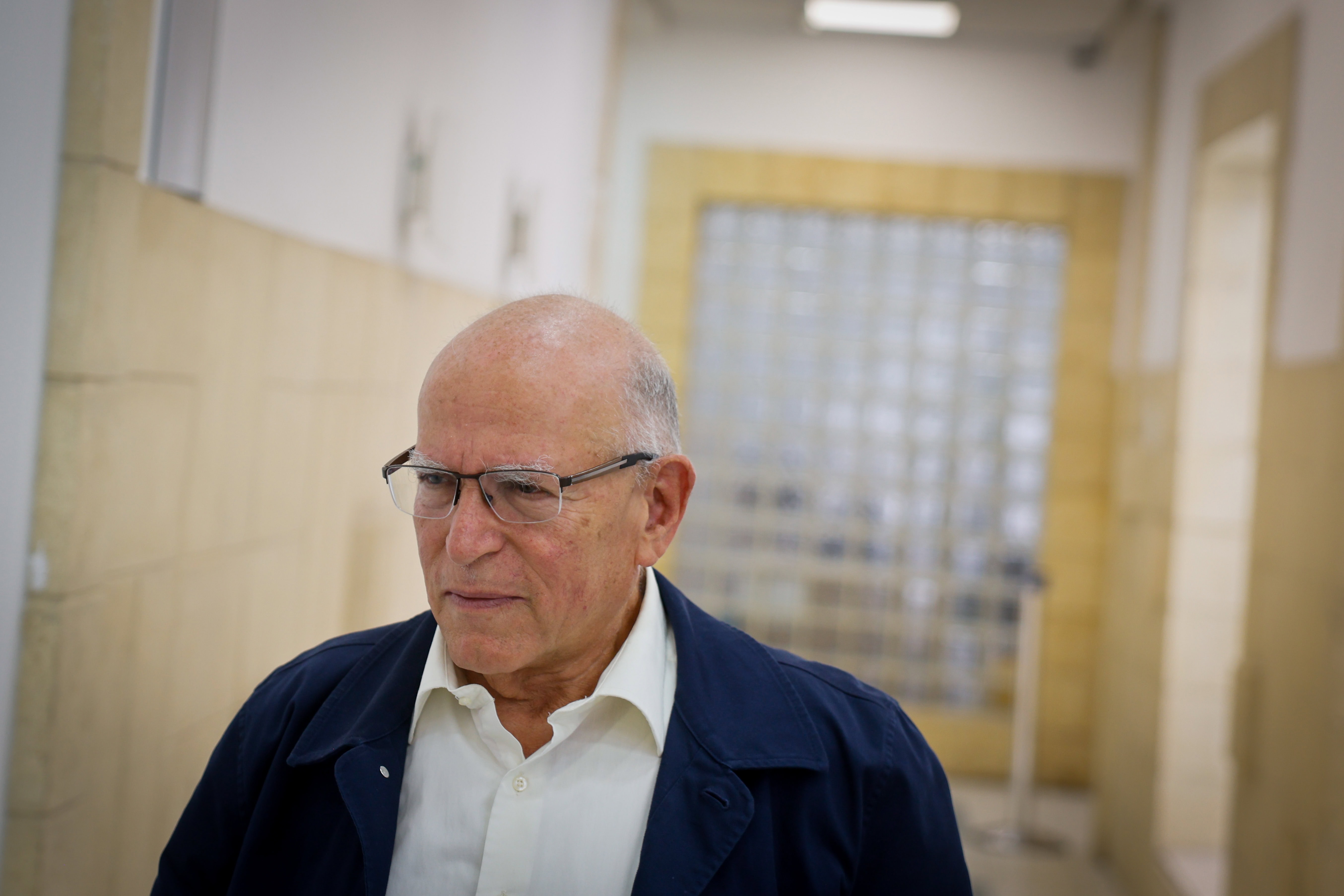 עוזי ארד בפתח עדותו במשפט המו"לים. בית-המשפט המחוזי בירושלים, 2.4.2024 (צילום: חיים גולדברג)