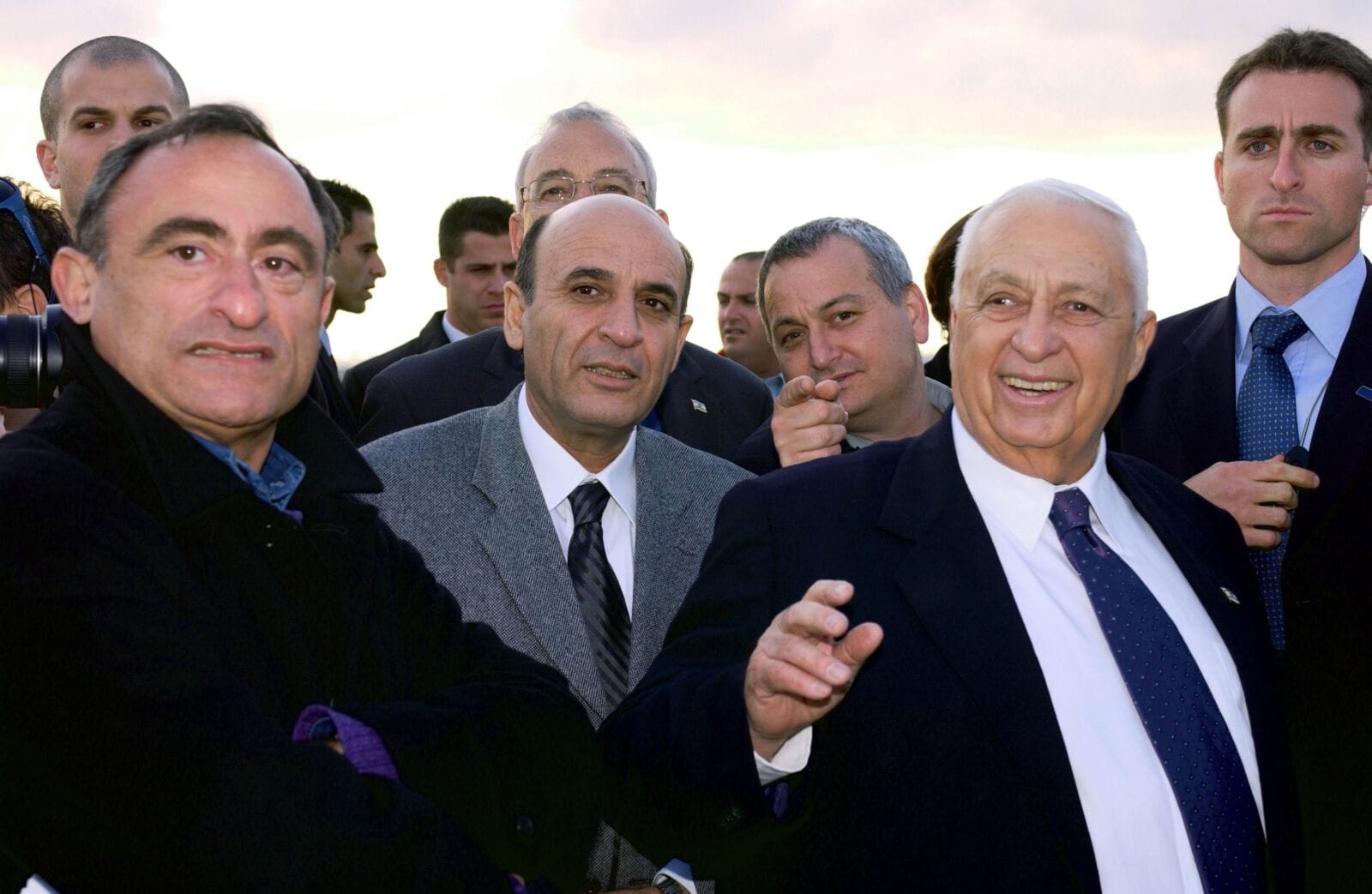 רה"מ אריאל שרון עם העיתונאי שמעון שיפר (משמאל), 20.3.2003 (צילום: עמוס בן-גרשום, לע"מ)